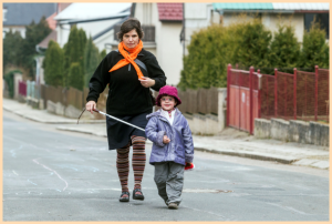 Marta vede Pavlu za hůl