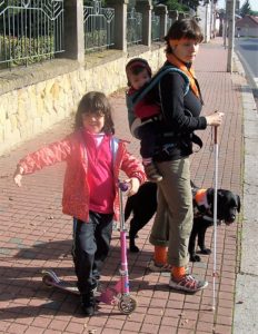 Pavla Kovaříková s dětmi na cestě do školky