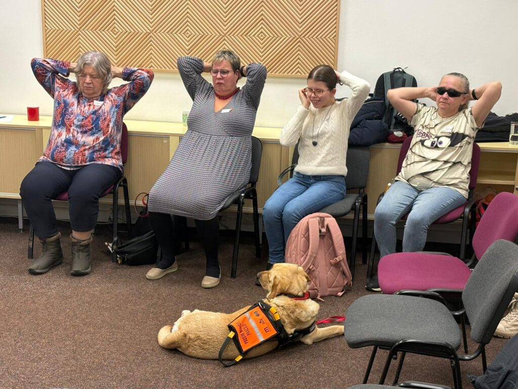 účastníci přednášky v pohybu