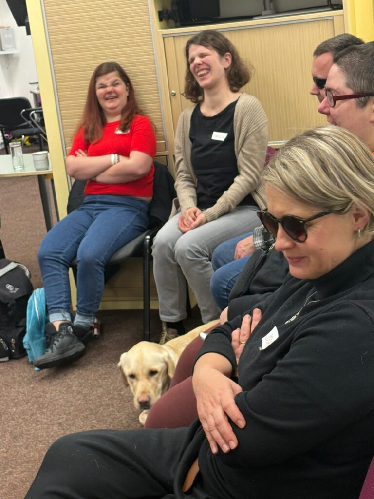 usměvaví účastníci přednášky